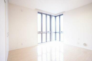 ６．４帖の洋室。コーナーサッシが映えるお部屋です。こちらのお部屋にも備え付けのダウンライト照明がご…