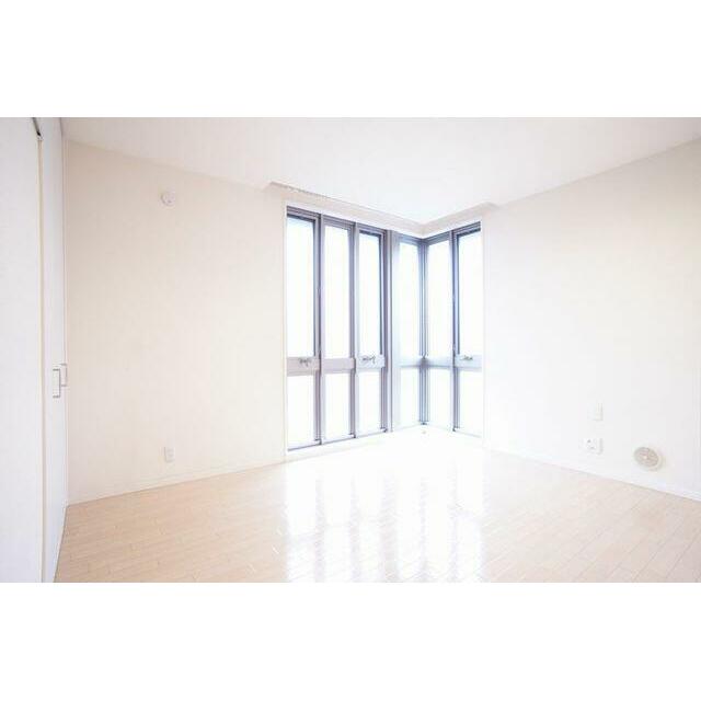 ６．４帖の洋室。コーナーサッシが映えるお部屋です。こちらのお部屋にも備え付けのダウンライト照明がご…