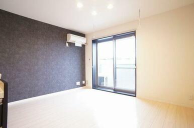 キッチン側から見たＬＤＫ。南向きのお部屋です。備え付けのダウンライト照明がございます。