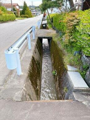 前面道路水路