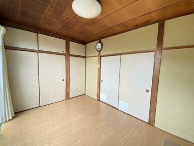 壁一面に広がる押入れと天袋収納を備え、季節の衣類や生活用品もスッキリ整理可能。扉付きで見た目もスッキ