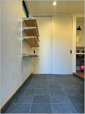 ひろびろとした玄関は自転車収容も可能♪※クリーニング前の写真です
