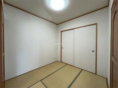 リビング横の和室３．９３帖は来客時にも便利ですね