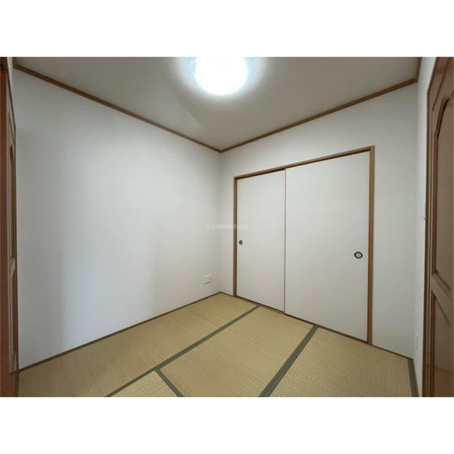 リビング横の和室３．９３帖は来客時にも便利ですね