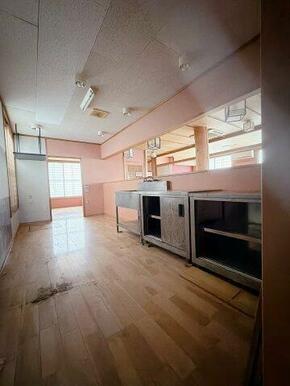 広いキッチンスペース。お好きなリフォームで理想のキッチンにしていただけます◎