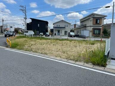 物件外観。周辺に新興住宅等があり生活に便利な立地です。