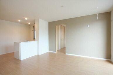 １１．４帖の対面キッチンのＬＤＫになります。アクセントクロス仕様のお部屋です。ＬＤＫには便利な室内…