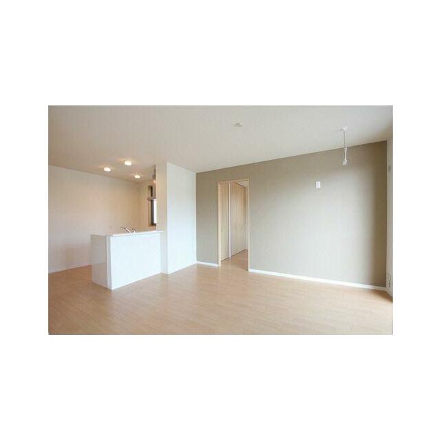 １１．４帖の対面キッチンのＬＤＫになります。アクセントクロス仕様のお部屋です。ＬＤＫには便利な室内…