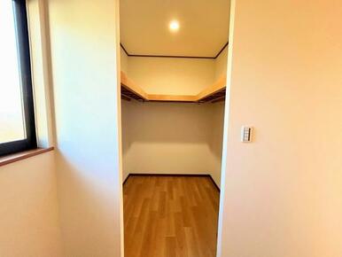 2階南東側洋室内　広々としたウォークインクローゼット