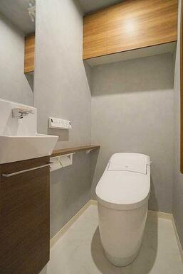 洗浄機能付き暖房便座を設置、上部には吊戸棚がございます。