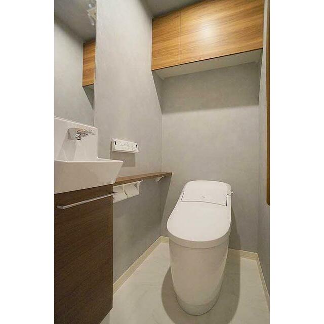 洗浄機能付き暖房便座を設置、上部には吊戸棚がございます。