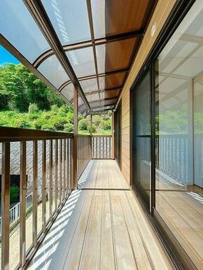 「バルコニー」２部屋にわたって広がる南向きのバルコニー。