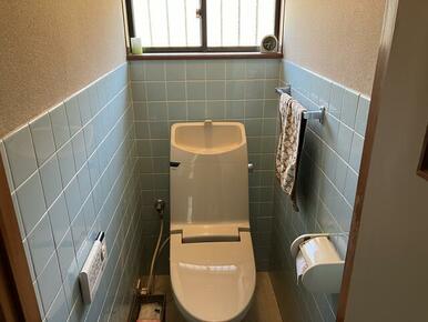 年配者や障害のある人でも自分でトイレができる手すり付き