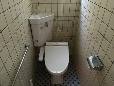 タイル張りでお手入れしやすいトイレスペース