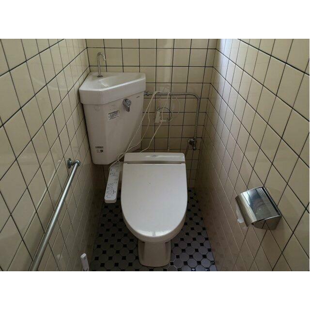タイル張りでお手入れしやすいトイレスペース