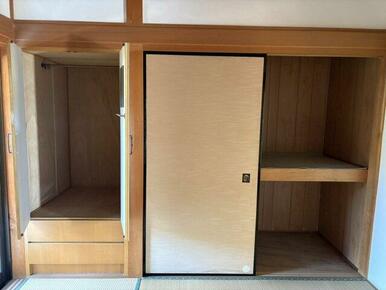 奥行きのある押入で、布団や季節物もしっかり収納