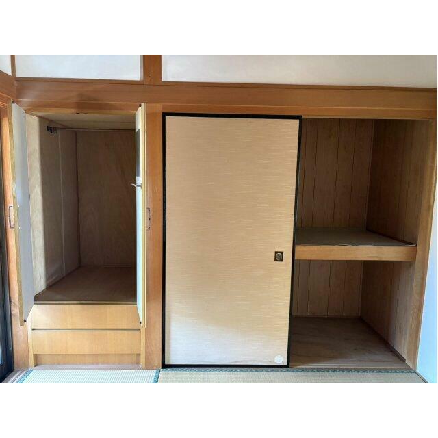 奥行きのある押入で、布団や季節物もしっかり収納