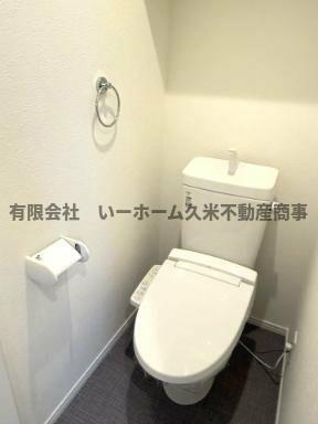 落ち着いた色調のトイレです