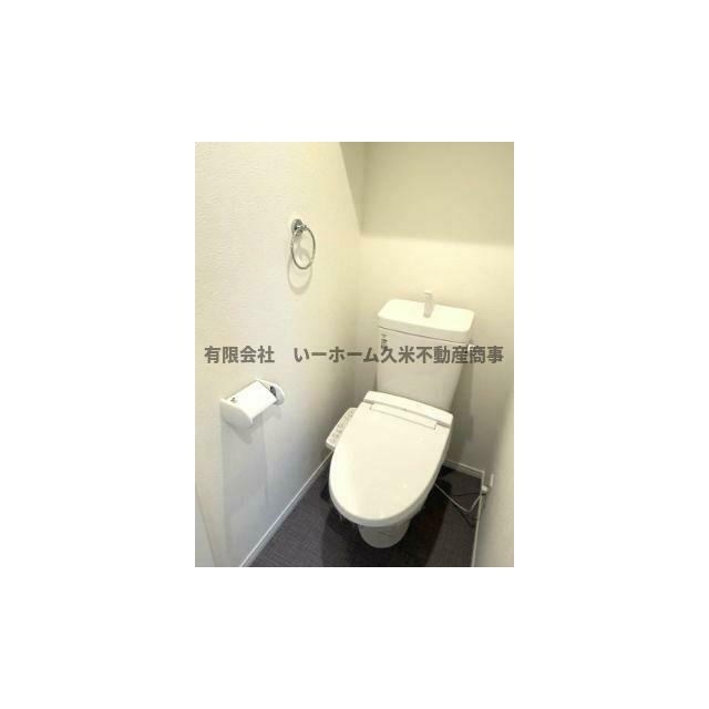 落ち着いた色調のトイレです