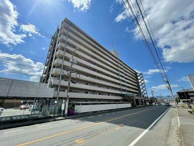 堂々とした存在感を放つ大型マンション。エントランスはガラス張りで高級感があり、来客時にも好印象。広い