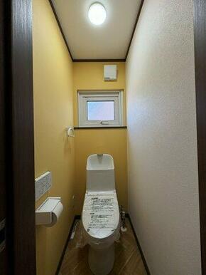 1階トイレにも喚起サッシ設置されており直接外気換気できます♪