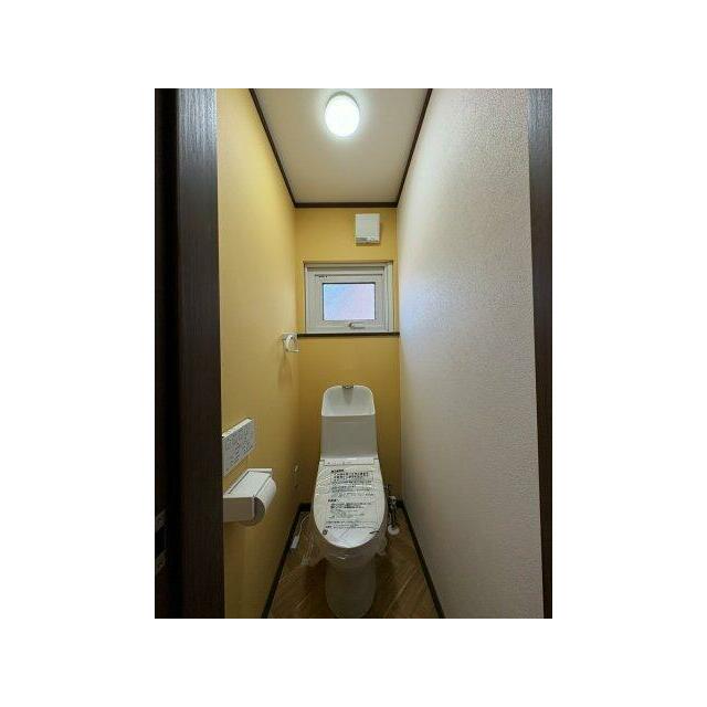 1階トイレにも喚起サッシ設置されており直接外気換気できます♪