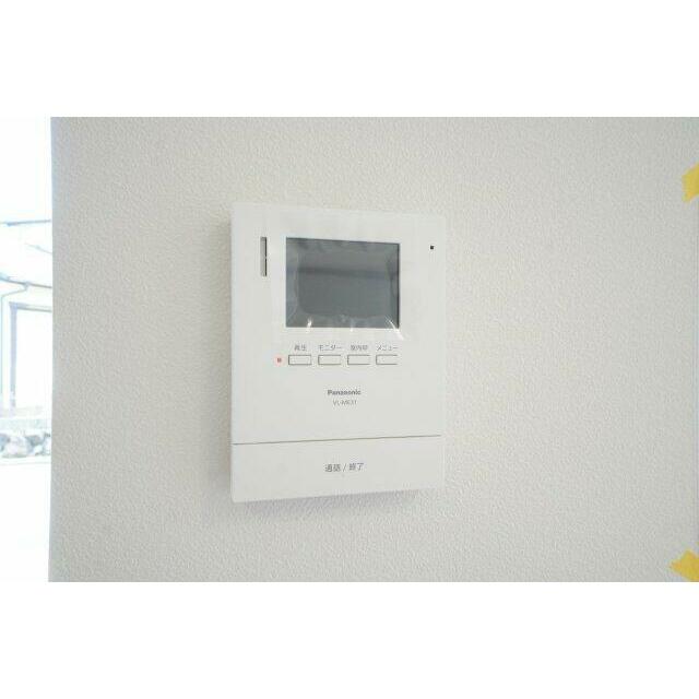 液晶モニター付きインターホンで来客を確認できます。※類似物件の参考画像です。