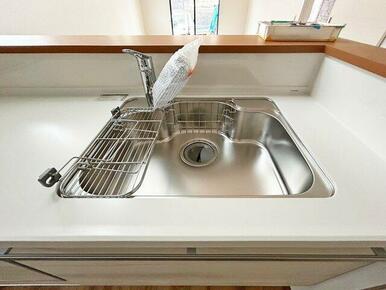 洗い物がしやすい広めのキッチンシンク。洗剤などを置けるスペースもあります。