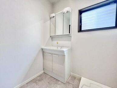 「洗面脱衣所」人気の三面鏡です。