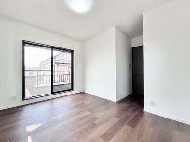 「2階東側洋室」約5.4帖の洋室です。