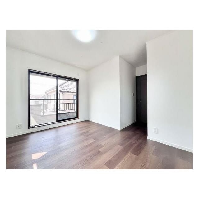 「2階東側洋室」約5.4帖の洋室です。