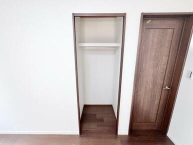 「1階洋室」クローゼット付きです。