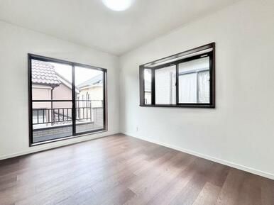 「2階西側洋室」2面採光で日当たり良好です。