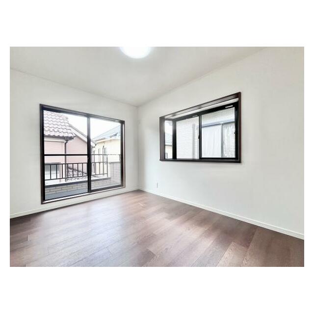 「2階西側洋室」2面採光で日当たり良好です。