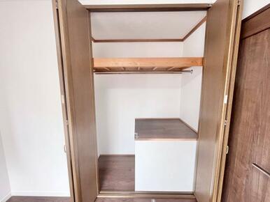 「2階西側洋室」クローゼット付きです。