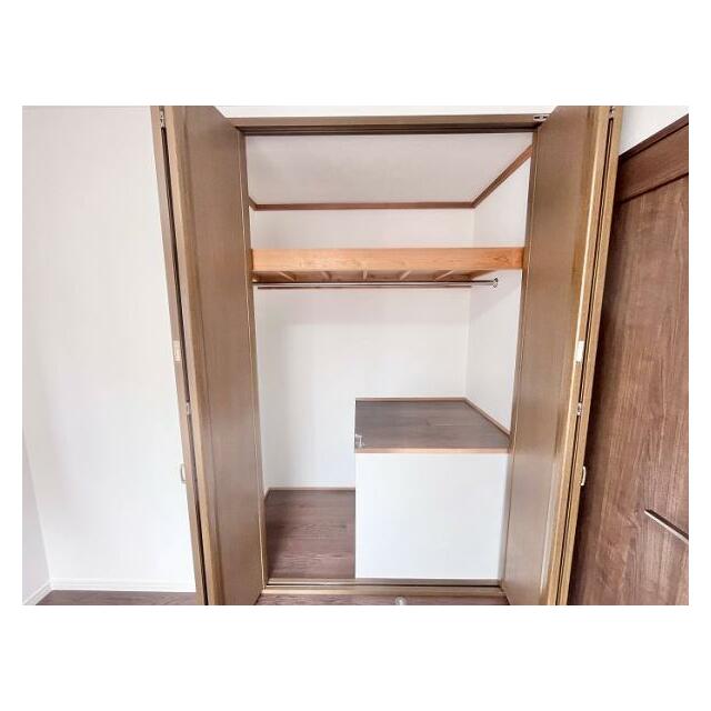 「2階西側洋室」クローゼット付きです。