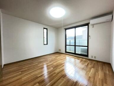 横窓付で明るく風通しのいい居室