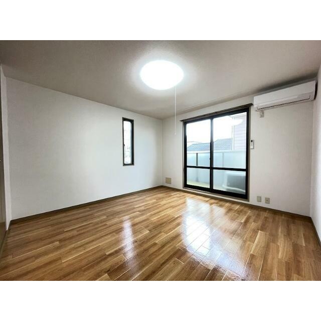 横窓付で明るく風通しのいい居室