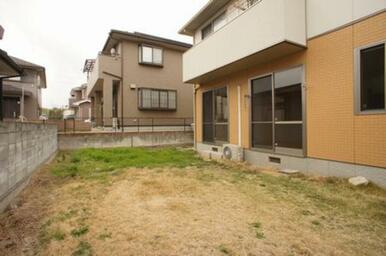 専用庭（55㎡）付きです。（高木を植える等はできません。原状回復をお願い致します）