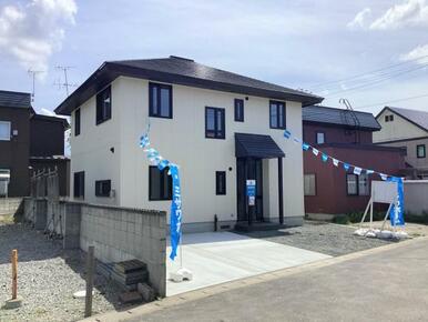 外観（屋根・外壁塗装、2台分駐車場スペース土間コンクリート敷設）