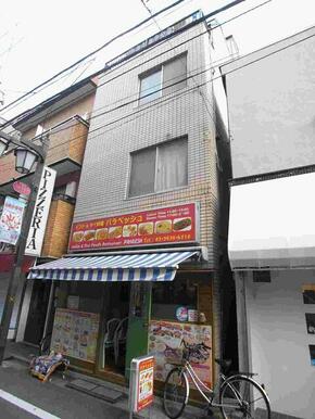 北側は商店（カレー店）になっています。写真看板上のお部屋です