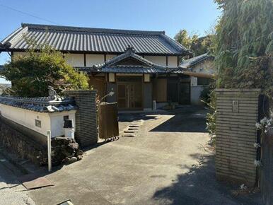 落ち着いた佇まいの、和の雰囲気を感じる住まい