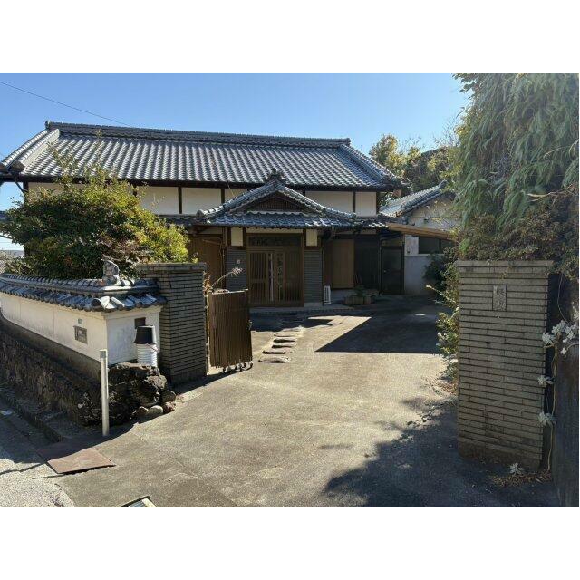 落ち着いた佇まいの、和の雰囲気を感じる住まい