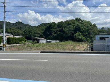 前面道路は県道１３号線。大型トラックも出入りしやすい立地です。