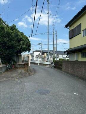 前面道路含む現地写真です