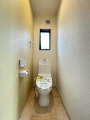 暖かなアクセントクロスがかわいい2階のトイレスペース＾＾