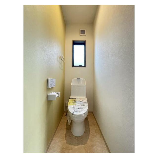 暖かなアクセントクロスがかわいい2階のトイレスペース＾＾