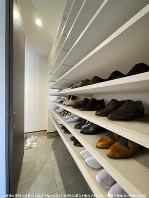 扉付きSICで見えないを実現。SIC内からも室内に上がれ、家族みんなの靴をたっぷり収納できます＾＾