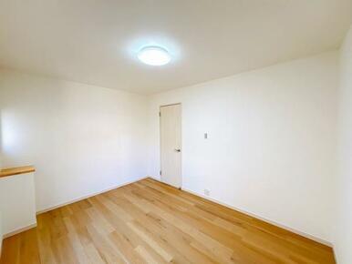 「1F南東洋室」フロアタイル上張り・クロス貼替を行っております