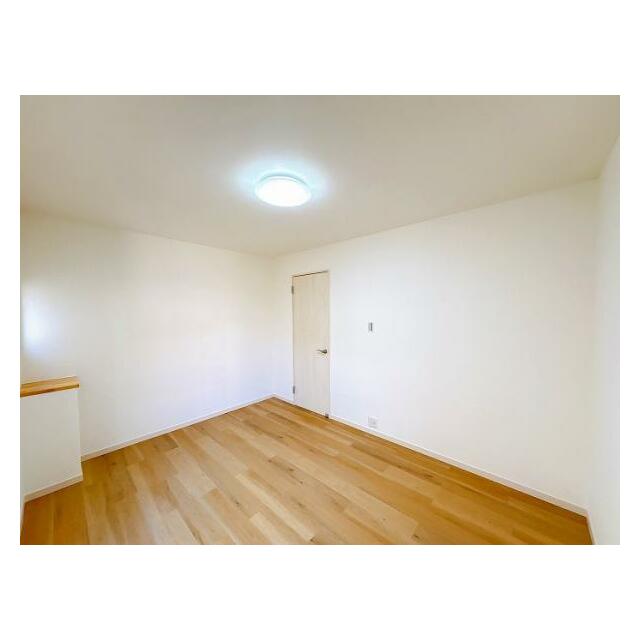 「1F南東洋室」フロアタイル上張り・クロス貼替を行っております